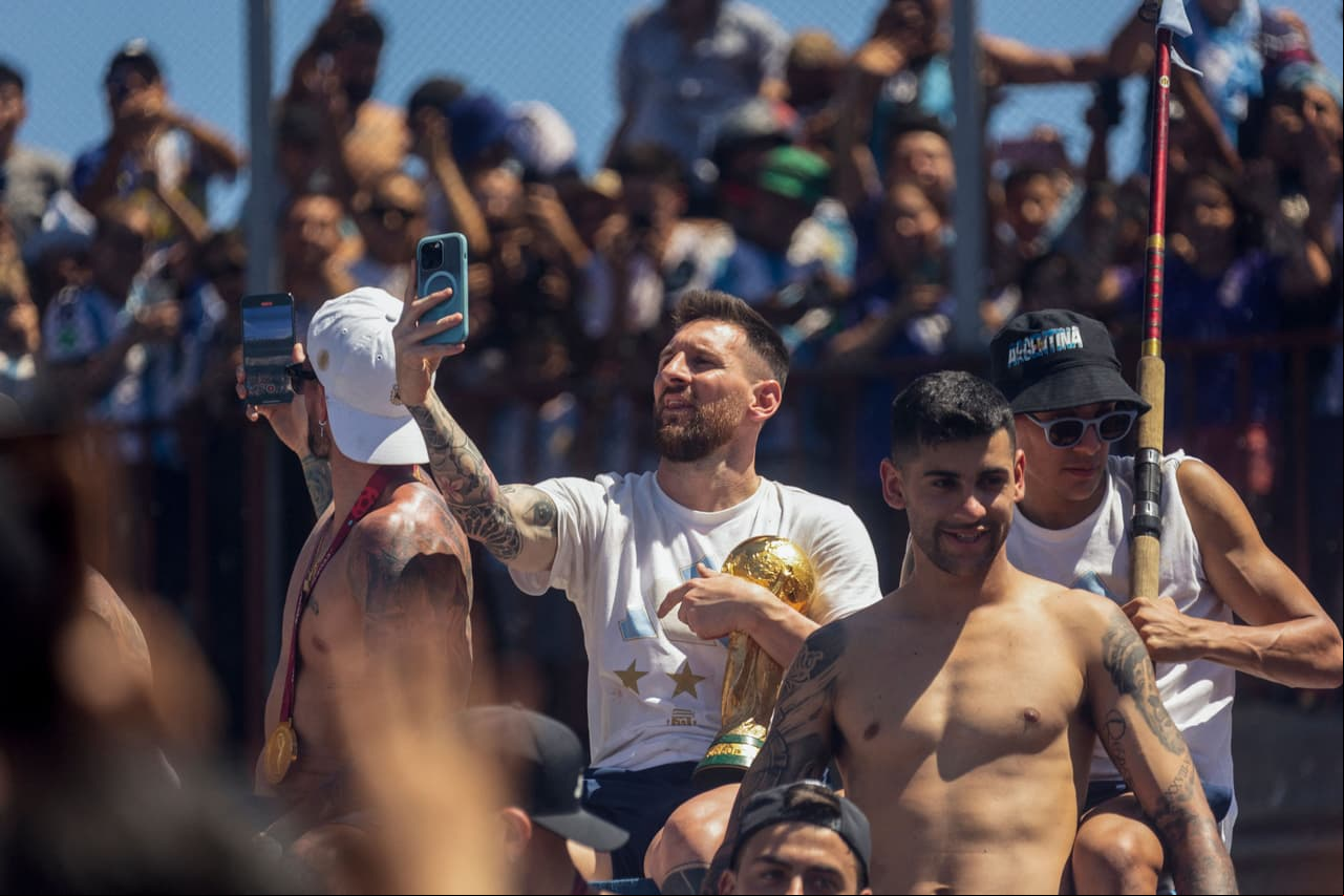 Festejos de la selección argentina en Buenos Aires tras ganar el Mundial Qatar 2022.