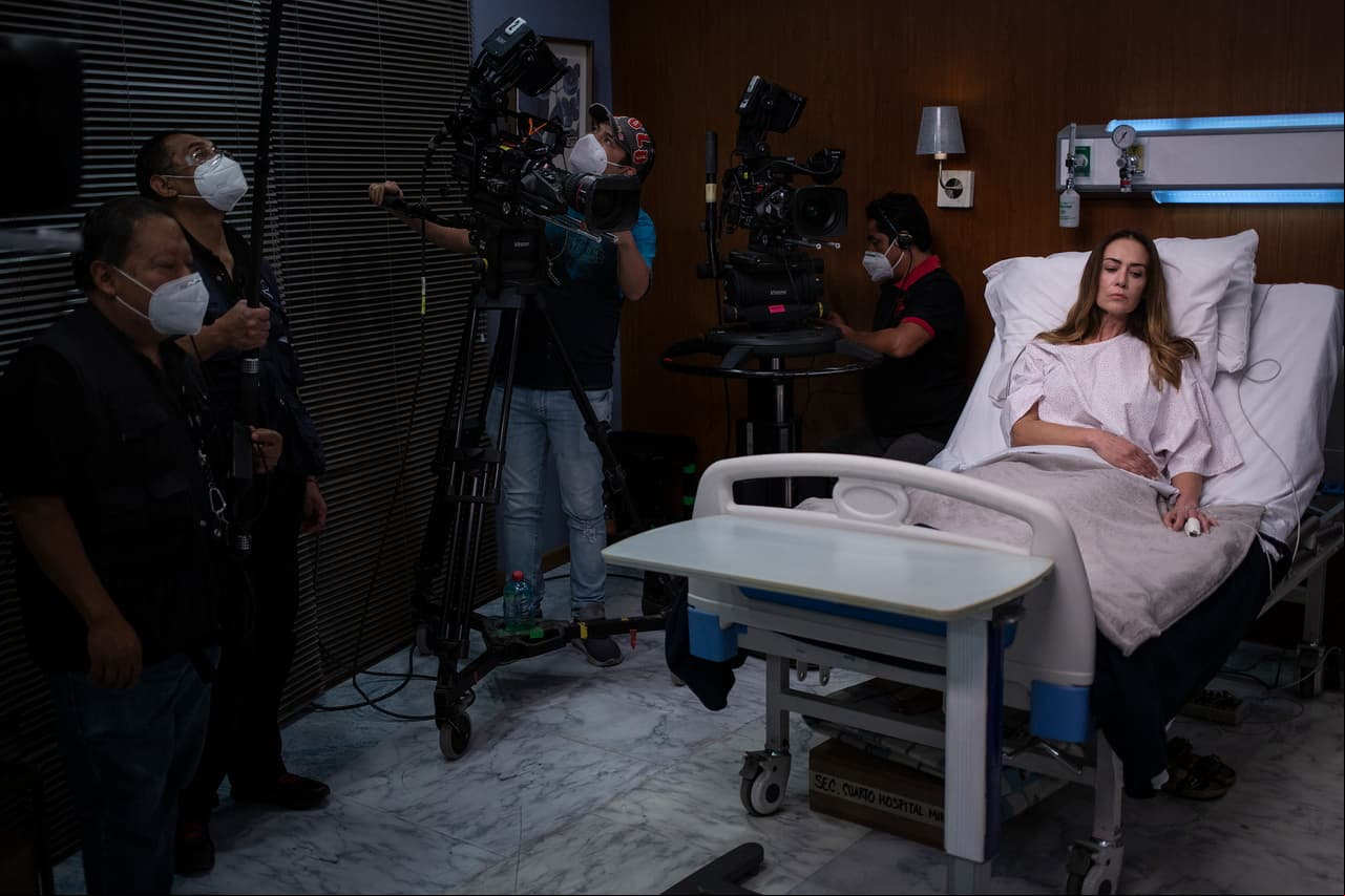 Aquí vemos al equipo de producción alistar detalles para grabar esta impactante secuencia de la telenovela.