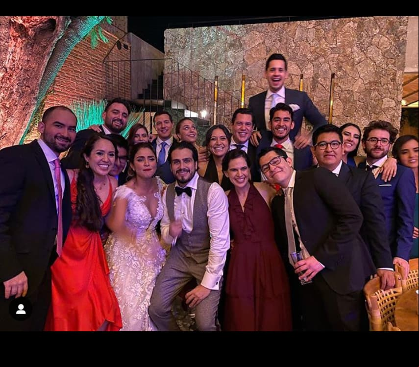 Mientras que Claudia usó un bello vestido blanco, Andrés optó por un traje claro y algo moderno más moderno que el de los novios tradicionales, combinando el gris, negro y blanco para esa fecha especial.