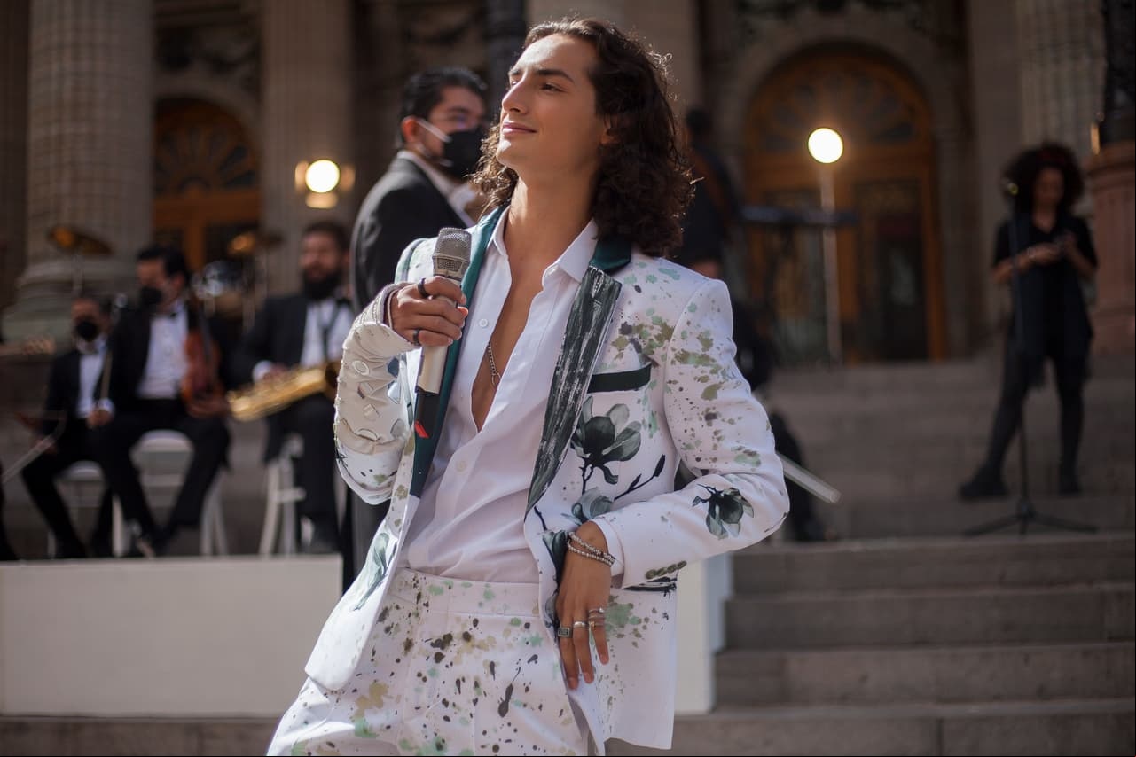 Luego se topa con un cantante igualito a él que deleita con su voz a Guanajuato.