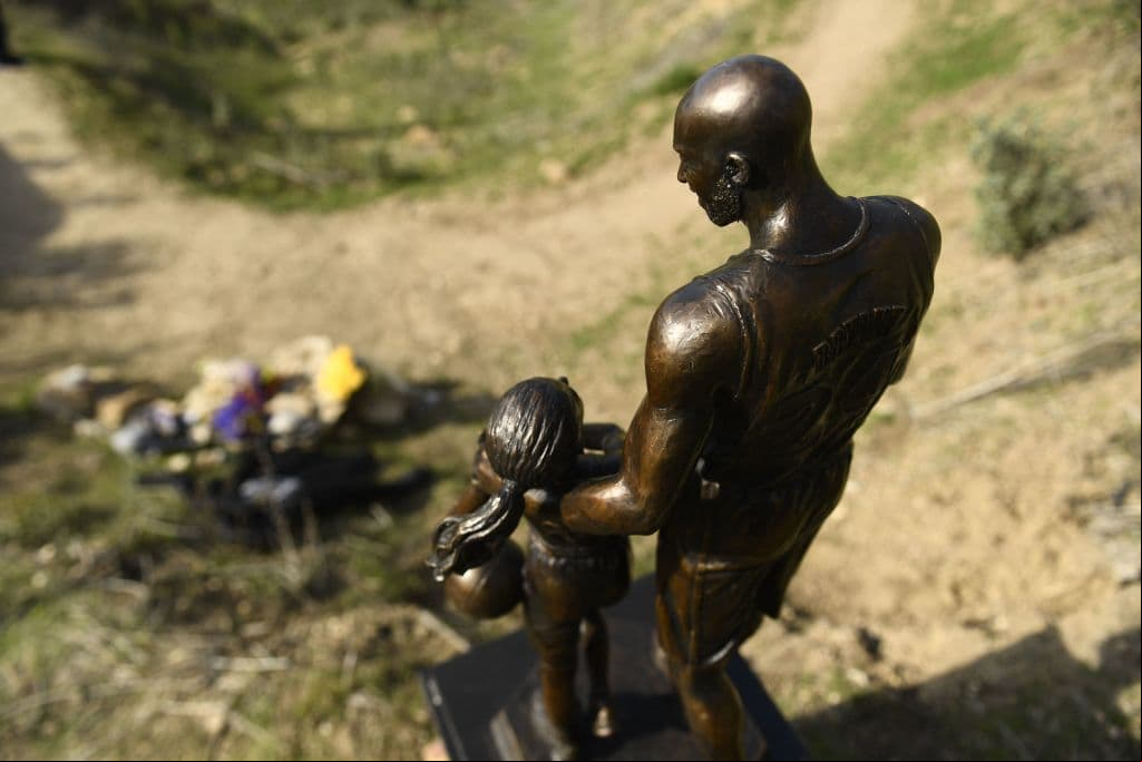 Colocan estatua de Kobe Bryant y su hija para recordar su muerte 