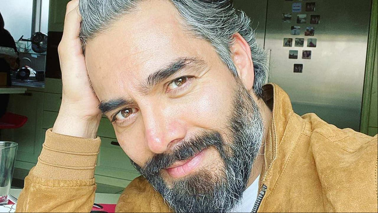 Omar Chaparro presume su nuevo look y fans exclaman: “¡Se quitó mil años de encima!”