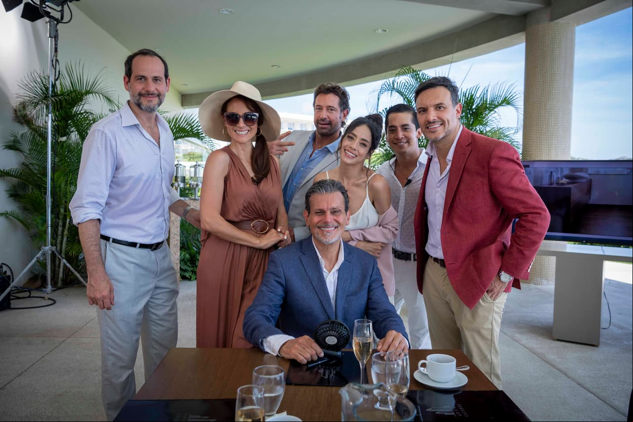 El elenco de 'Te Acuerdas de Mí' posa en exclusiva para Las Estrellas en un momento libre de las grabaciones de la telenovela.