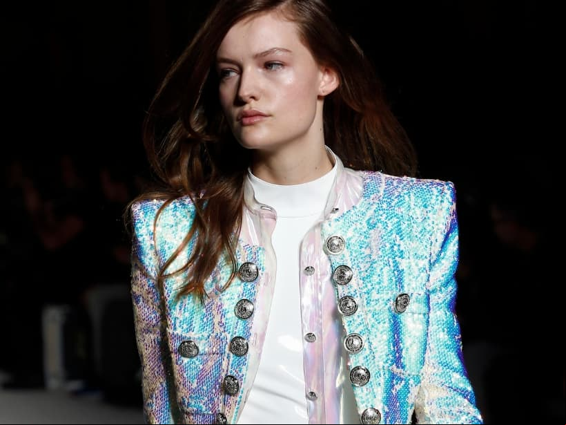 Los diseñadores y las casas de moda más importantes del momento, como Balmain y Sies Marjan, le han apostado a las prendas tornasol e iridiscentes, colores que sin duda serán tendencia este otoño 2018.