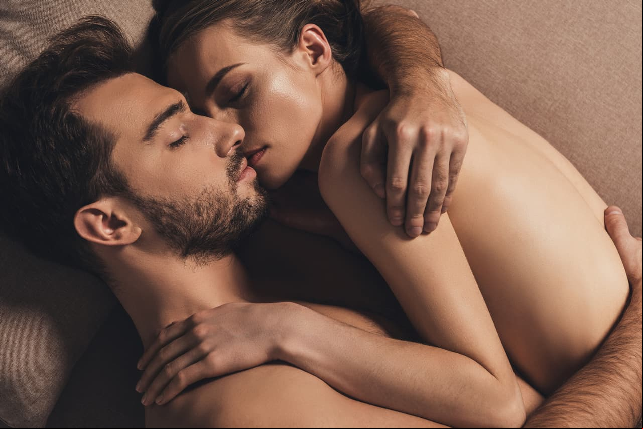 Cinco beneficios de dormir desnuda y... ¡en pareja!
