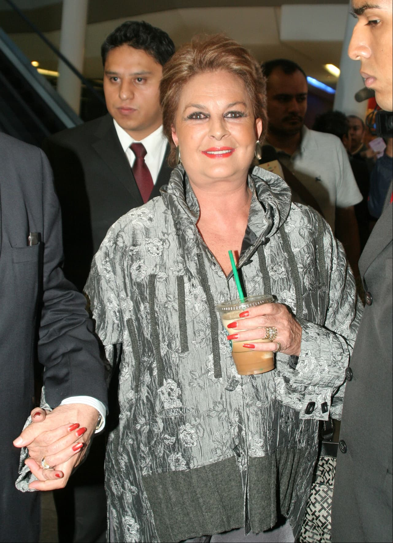 Como una de las grandes figuras de la conducción en México, Talina Fernández formó parte de la primera etapa de este programa, de 1998 a 1999. En la celebración de los 20 años de 'Hoy', la "Dama del buen decir" regresó para festejar junto al resto de los conductores.