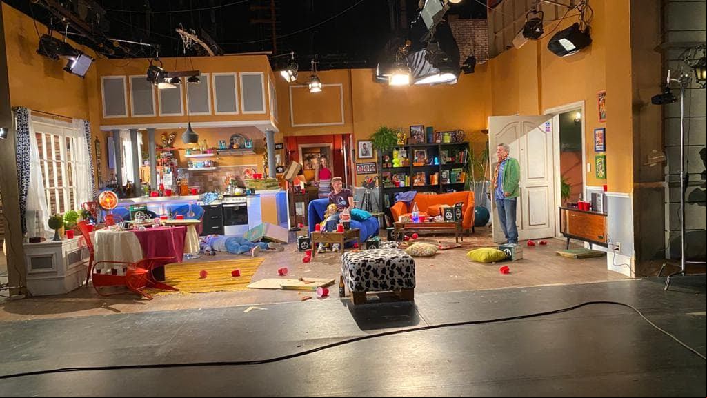 Bienvenidos al set del departamento de los Rivers, que así lució al terminar la fiesta.