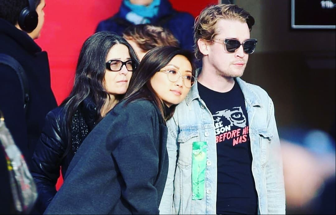 Macaulay Culkin sorprendió con radical cambio en su apariencia, se presume, gracias a su novia Brenda Song.