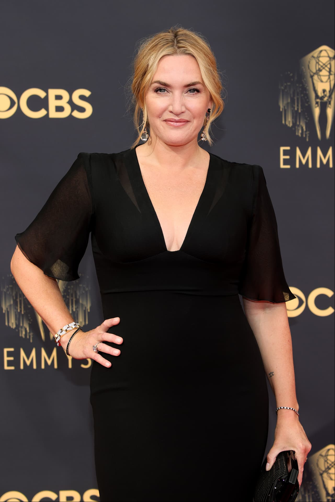 Kate Winslet elegante y clárica desfiló con este diseño enmarcado por un discreto escote al frente.