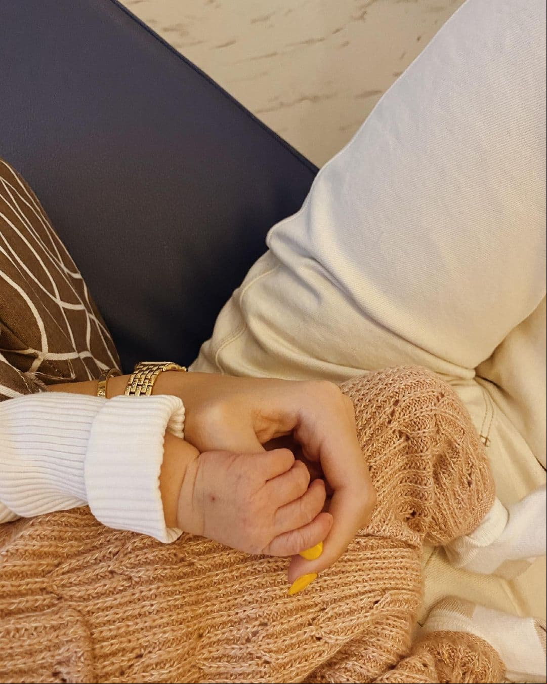“Cayetana”, escribió la otra hija de Alejandro Fernández junto a un emoji con ojos enamorados y un corazón blanco. En esta fotografía, Cayetana parece sosteniendo uno de los dedos de su tía, además, se logran apreciar algunos moretones en su manita por las picaduras que le realizaron en el hospital.