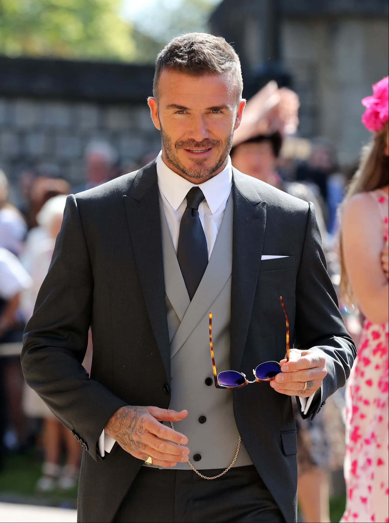 David Beckham y Elton John se besan durante boda del príncipe Harry