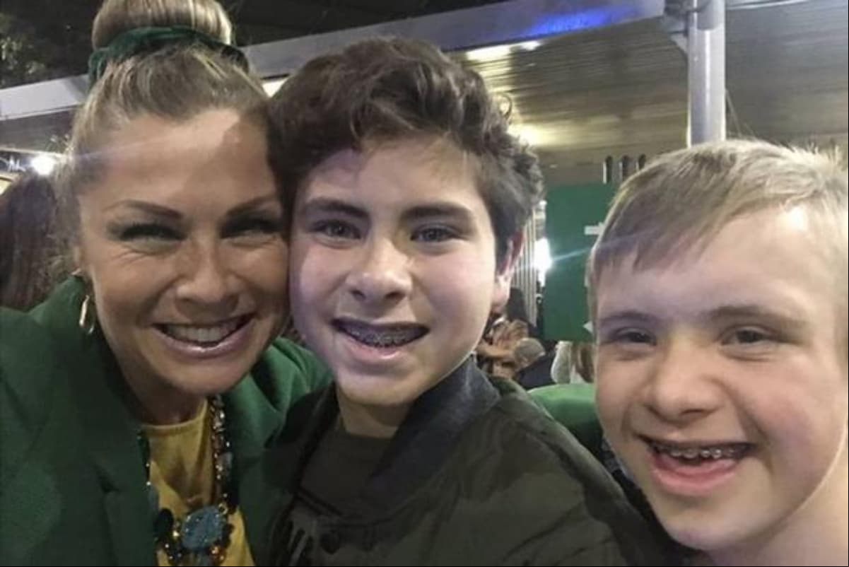 Leticia Calderón y su hijo Carlo son como dos gotas de agua, ya que el adolescente herecó pocos rasgos físicos de su papá Juan Collado.