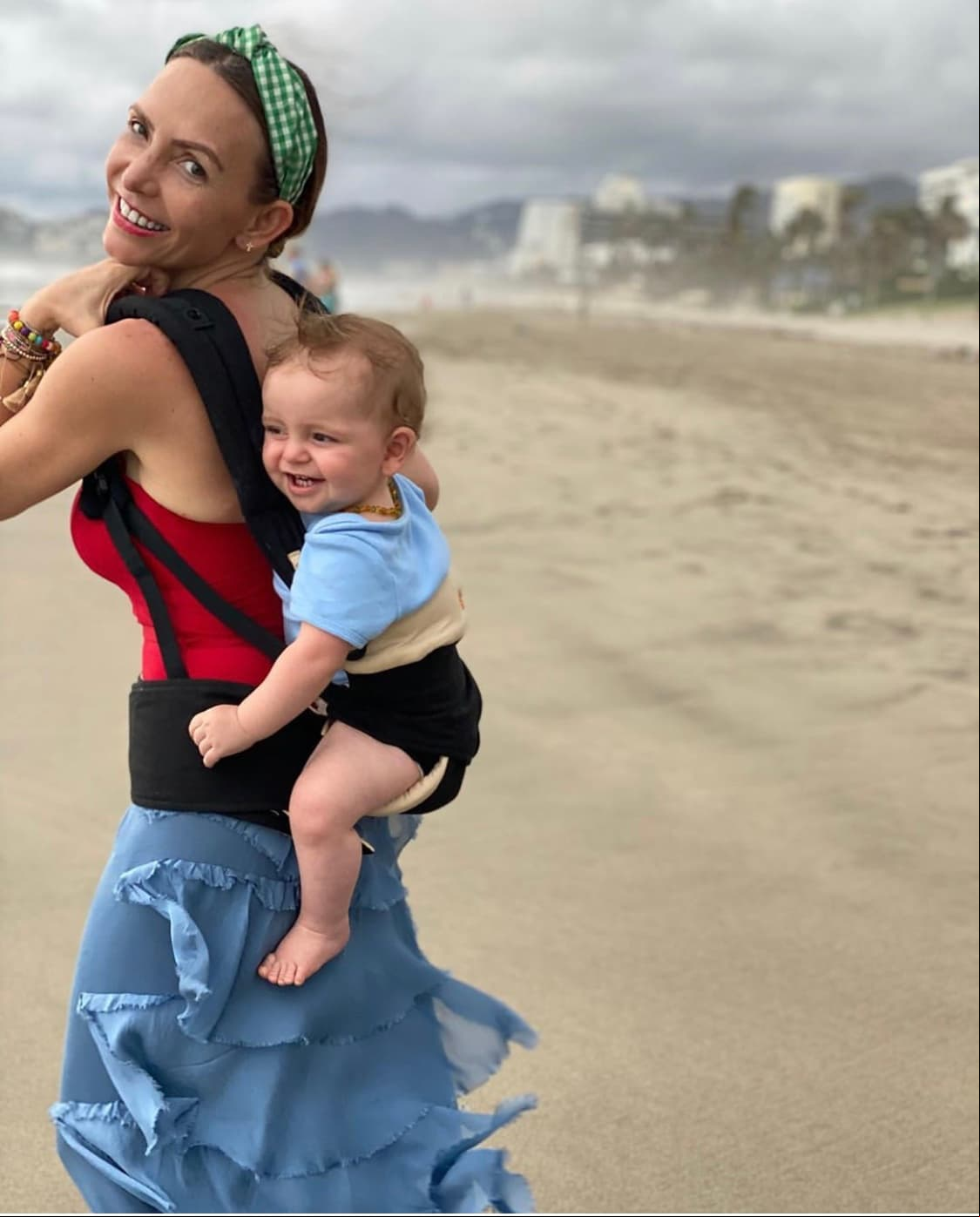 Erika Zaba, a los 41 años. Luego de experimentar algunas dificultades para quedar embarazada, la cantante de 'OV7' anunció en abril de 2019 que, junto a su esposo Francisco Oliveros, se convertiría en madre. Poco más de seis meses después, el 3 de noviembre del mismo año, Zaba dio a luz a un niño llamado Emiliano.