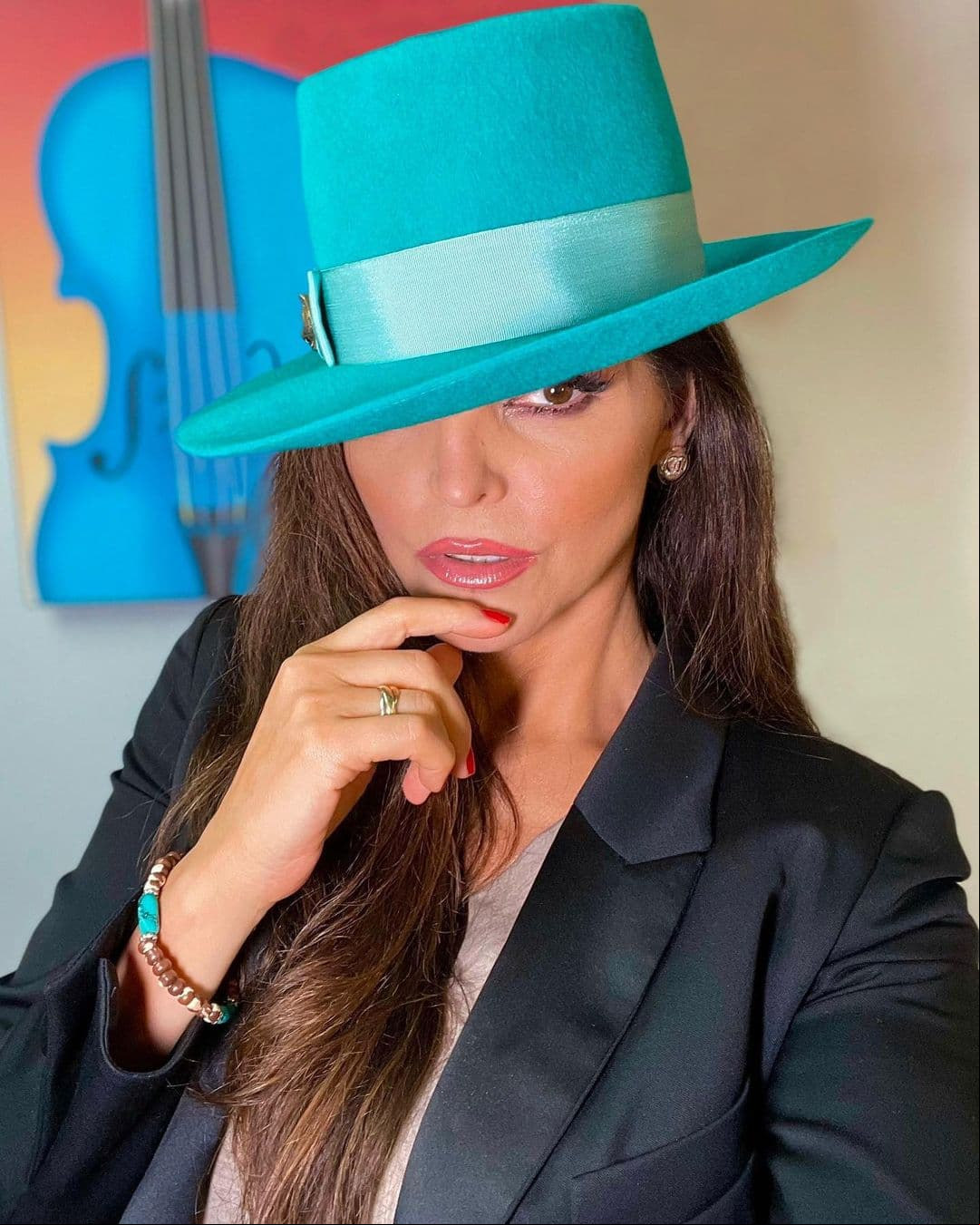 Ana Bárbara pierde su celular y ¡un seguidor se lo devuelve!