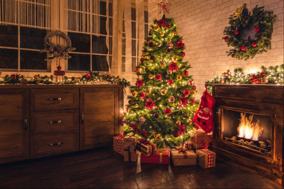 El árbol de Navidad es una decoración obligatoria en la época decembrina
