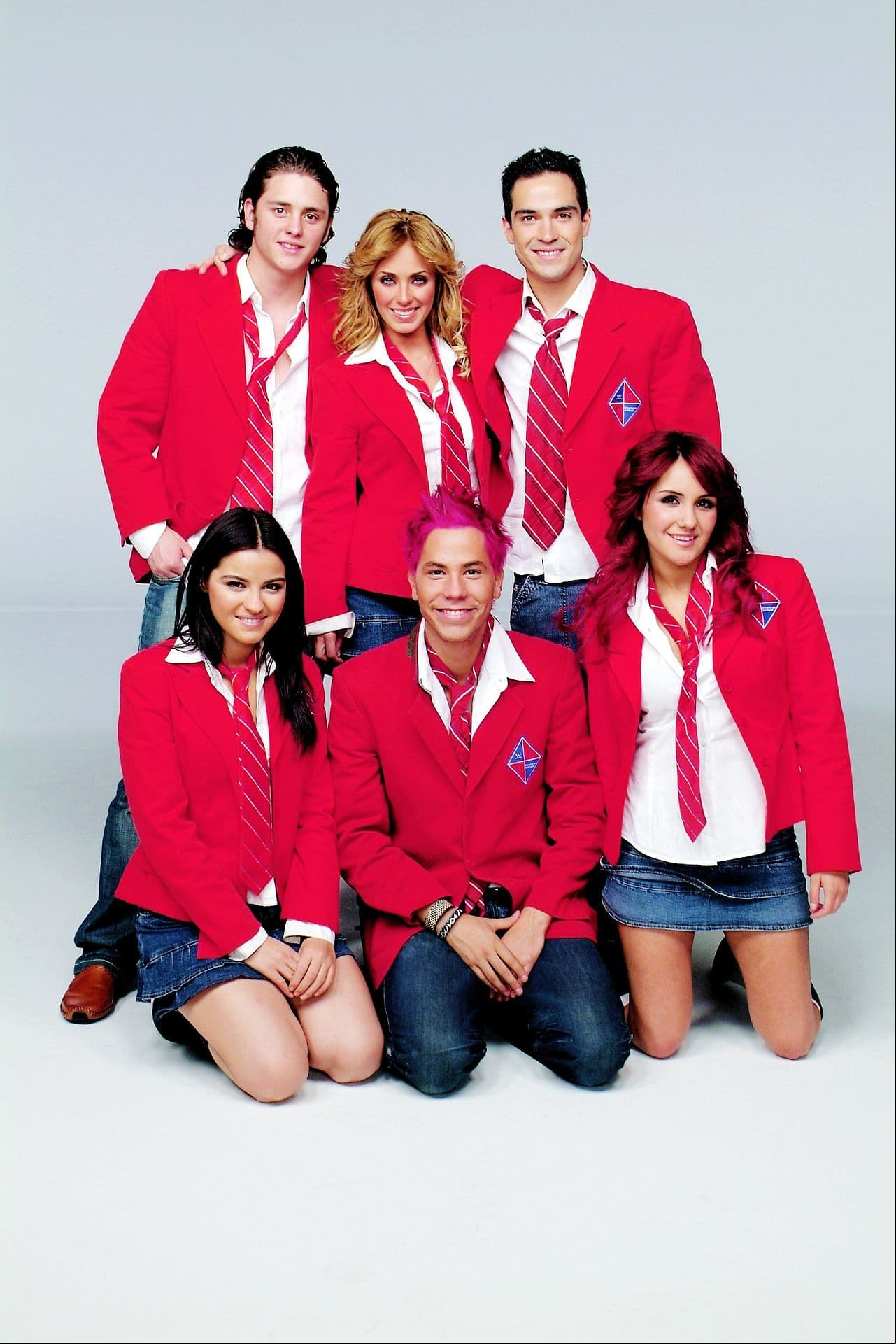 Aunque en 2006 llegó a su fin la telenovela ‘Rebelde’, ellos continuaron con RBD. El último look que lucieron en el melodrama los seis integrantes fue con saco rojo, corbata a rallas blancas y tanto faldas como pantalón de mezclilla.