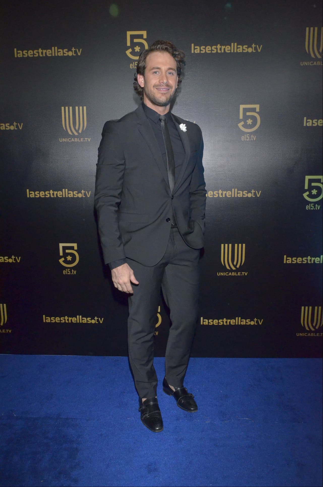 Lambda García, quien aparecerá en 'La Reina soy Yo', brilló en la alfombra azul con un look completamente negro.