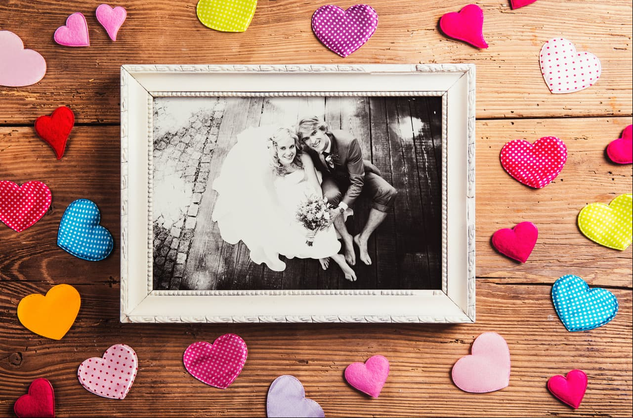 Piscis. Un regalo personalizado y especial para ustedes ¡lo derretirá de amor! ¿Enmarcar su foto más linda juntos? ¡Ponte creativo!