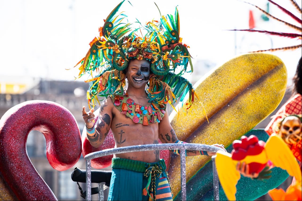 Este domingo 31 de octubre, la CDMX se llenó de colores, música y tradición con el Desfile Internacional de Día de Muertos, que se transmitió también por Las Estrellas y que contó con la participación musical de Yahir, María León, Kalimba, entre muchos otros.