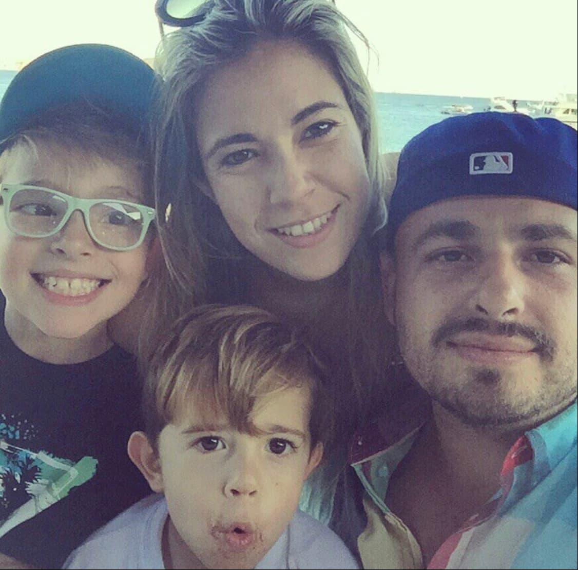 De igual manera, el pequeño también suele compartir fotografías con su familia, la cual está conformada por sus padres y sus tres hermanos.
