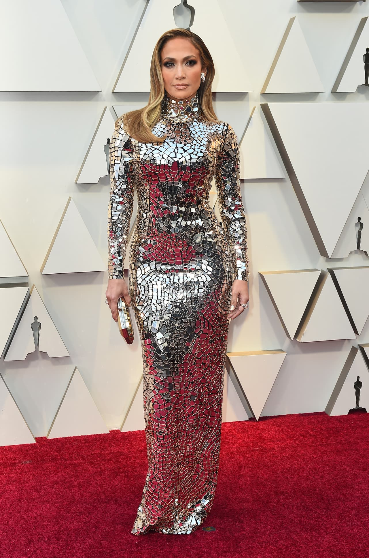 Jennifer Lopez logró llamar la atención con un entallado vestido repleto de espejos.