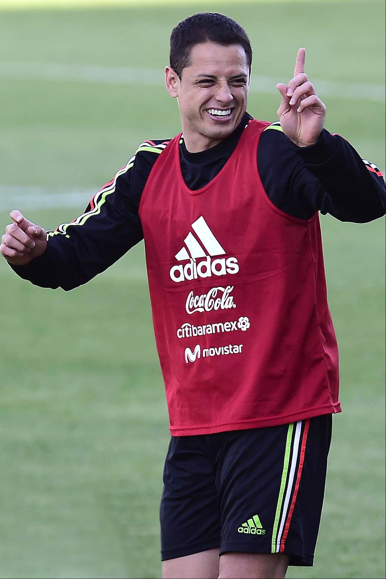 Cuando Javier Hernández "Chicharito" jugaba en el equipo de futbol del Real Madrid, en 2015, conoció a la periodista española Lucía Villalón, con quien pronto comenzaría una relación y la cual duró poco más de dos años.