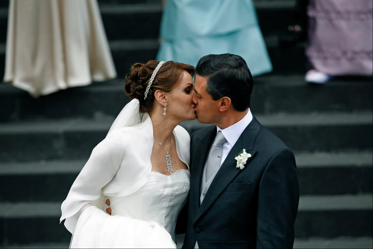 Contrajeron nupcias en Toluca el 27 de noviembre de 2010 el entonces gobernador del Estado de México, Enrique Peña Nieto y la actriz Angélica Rivera.