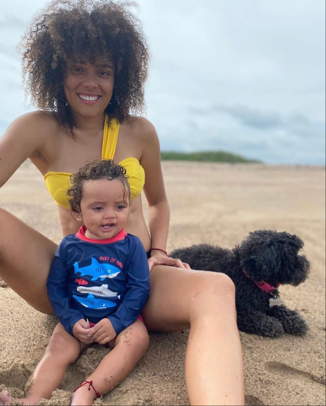 Por su parte, Brenda también compartió fotografías junto a Tadeo, de poco más de un año de edad, y su perrita "fain", quien los acompañó.
