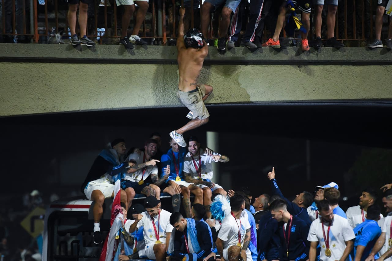 Festejos de la selección argentina en Buenos Aires tras ganar el Mundial Qatar 2022.
