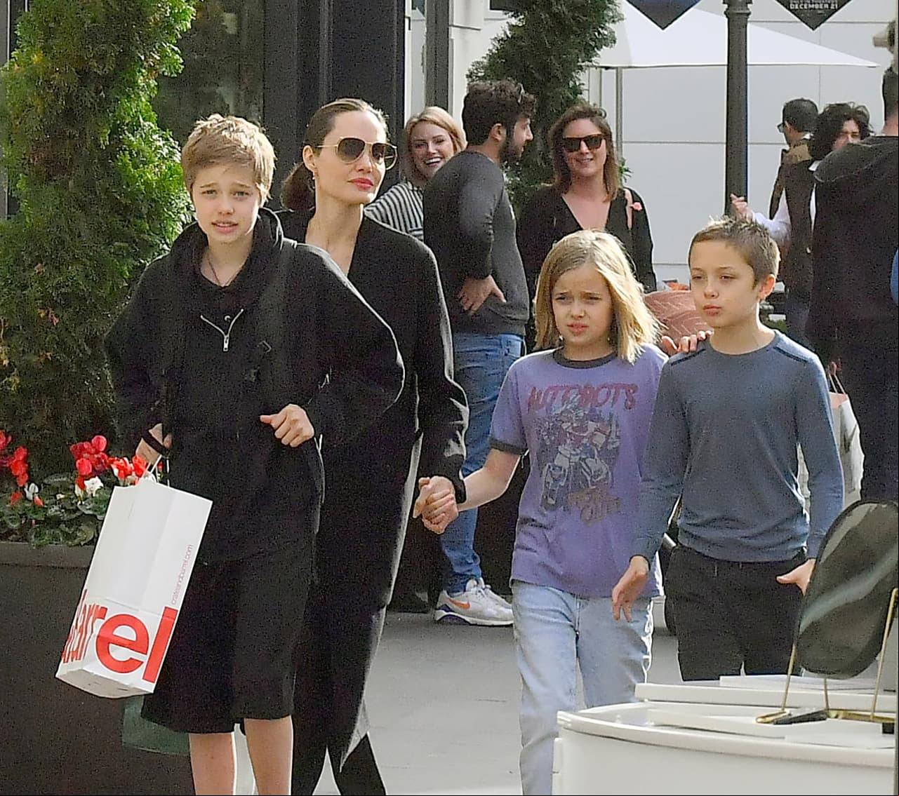 Brad Pitt y Angelina Jolie llegaron a un acuerdo amistoso sobre la custodia de sus hijos, los términos de este acuerdo son confidenciales para proteger los intereses de los pequeños.