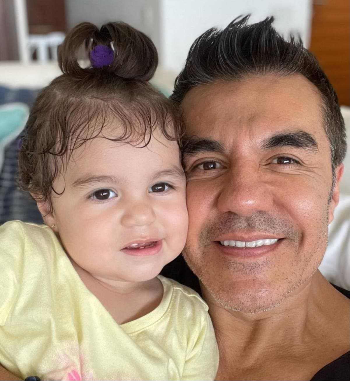 Adrián Uribe y Emily Uribe