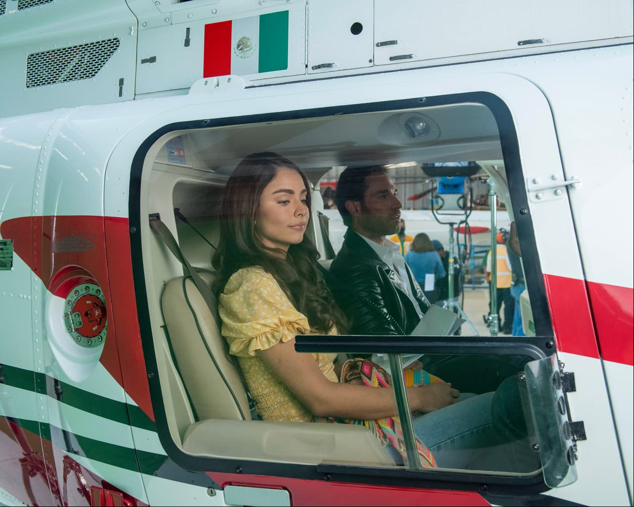 En "Los ricos también lloran", 'Mariana' y 'Luis Alberto' viajan en helicóptero a Michoacán para arraglar un problema ocurrido en una de las fábricas de la familia Salvatierra.