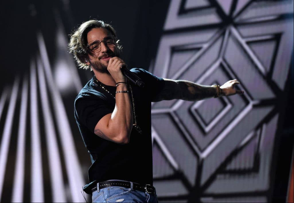 El 21 de abril de 2017, estrenó la canción “Felices los 4”, que rápidamente acaparó la atención del público, de la cual hizo una versión en salsa con Marc Anthony. A este éxito seguiría “Corazón”, otra canción que se posicionó en los primeros lugares de popularidad.