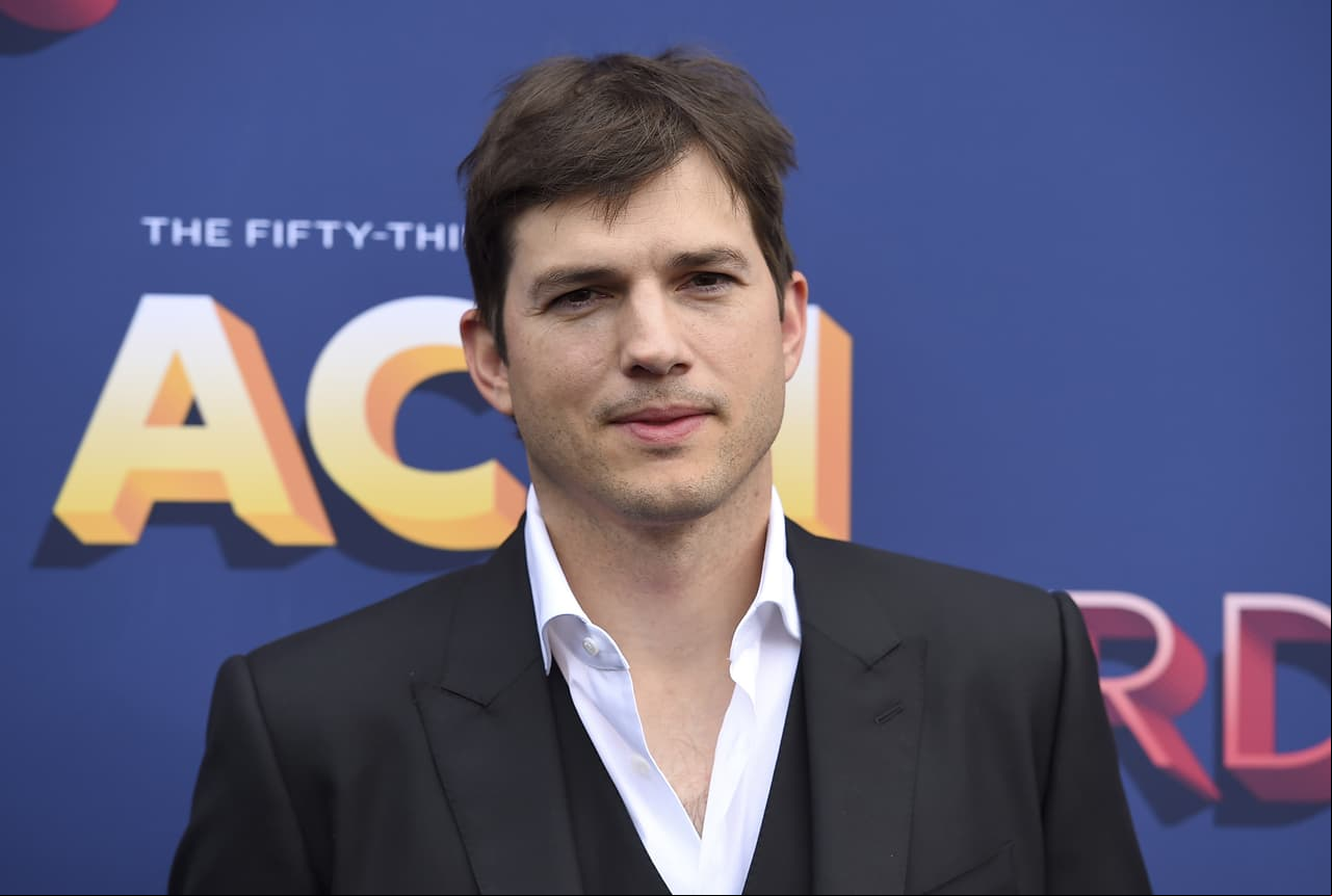 Un poco de ejercicio y un nuevo peinado serían los elementos que necesita Ashton Kutcher para ser este superhéroe
