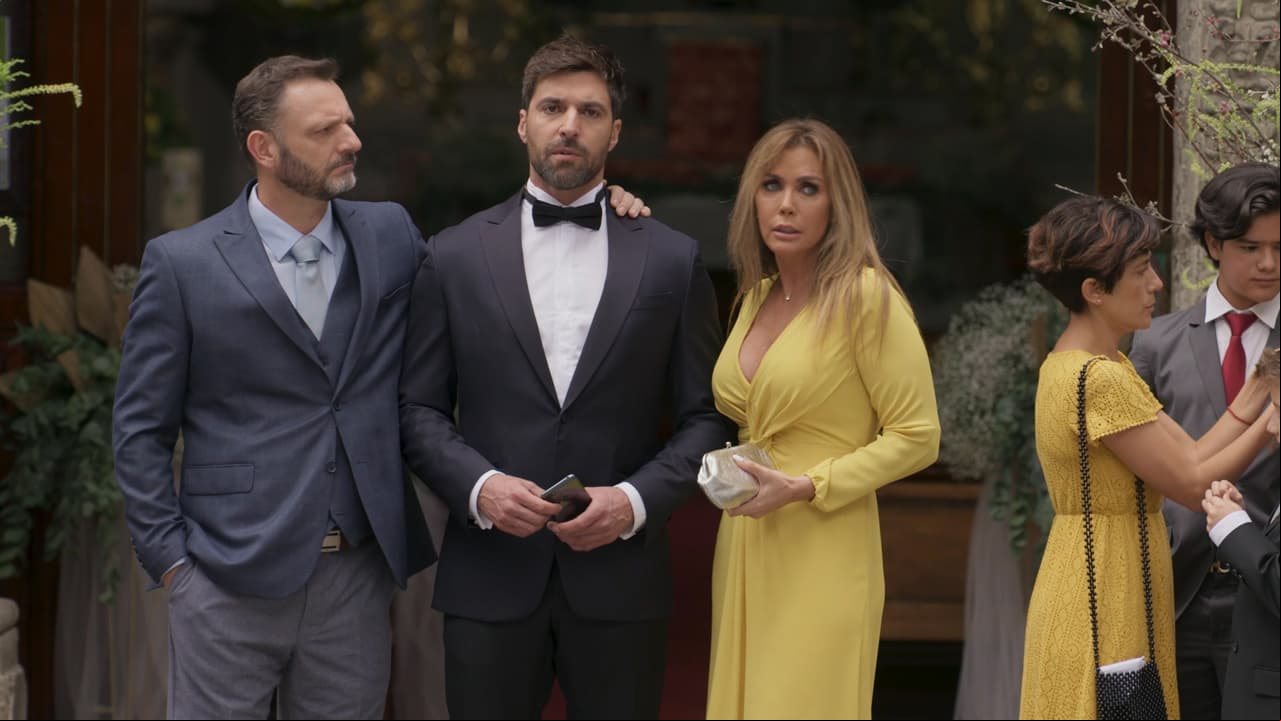 Gerardo espera impaciente a la novia en la iglesia.