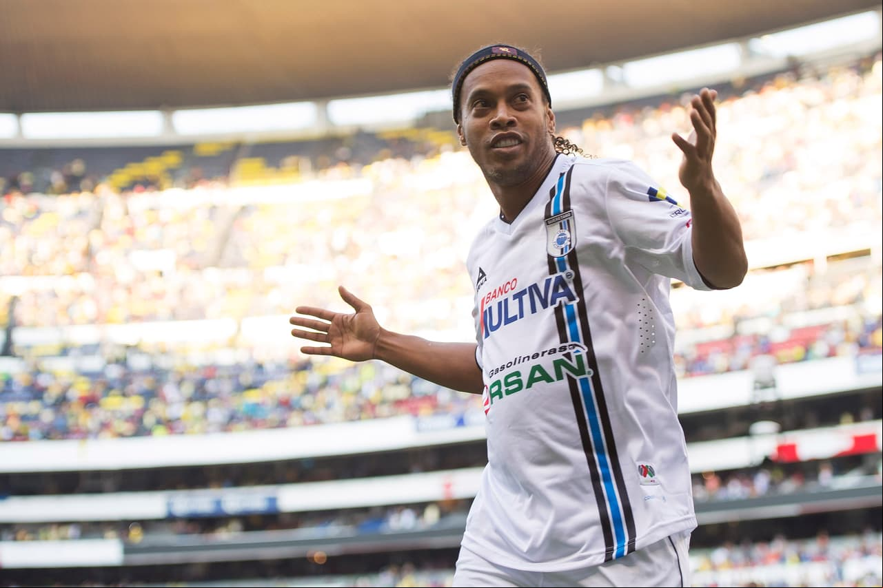 El mediocampista brasileño 
<b>Ronaldinho Gaúcho</b> llegó a Querétaro en 2015 tras ser campeón del mundo en Corea-Japón 2002, ganar el Balón de Oro en 2005 y la Champions League en 2006 con el Barcelona, entre otros tantos títulos.