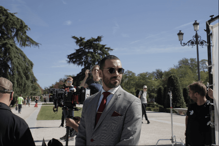 El actor nunca perdió el porte pese a los intensos rayos del Sol.