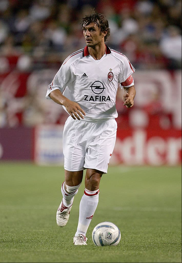 El defensor ganó cinco UEFA Champions League con el Milan. Paolo jugó con los rojinegros desde los 16 hasta los 41 años.
<br>