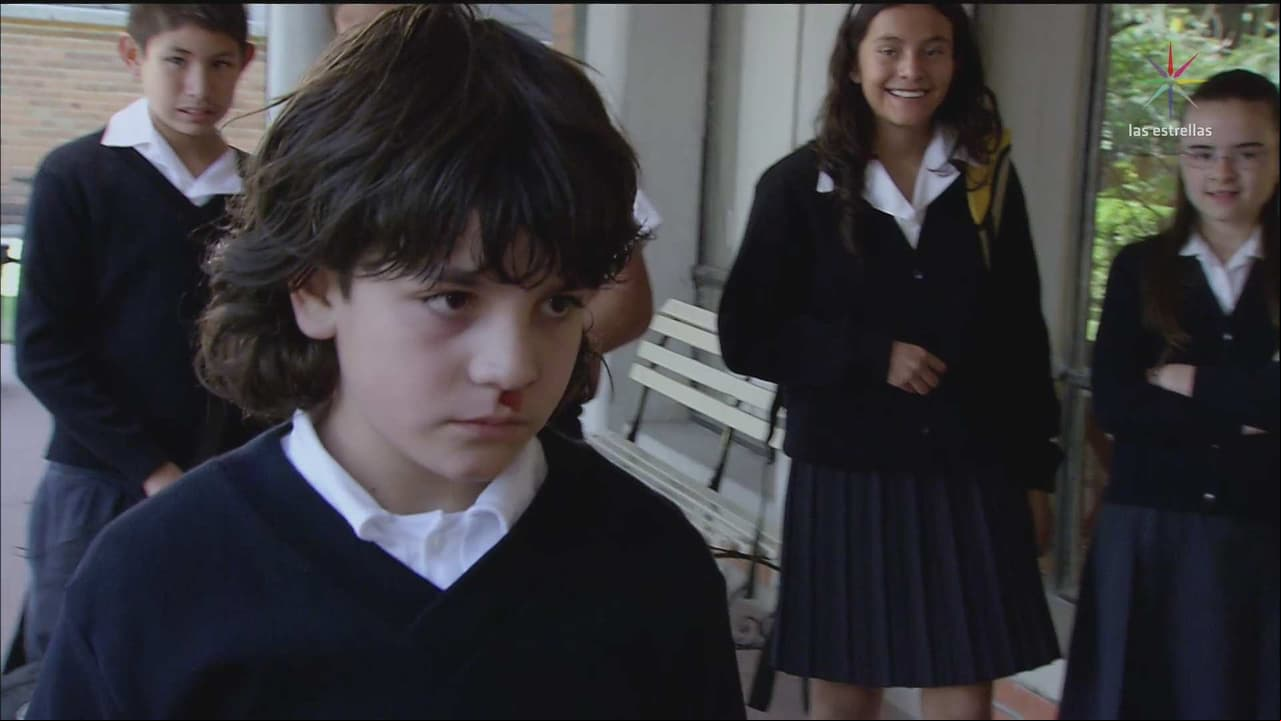 Bully recibe su merecido por un nerd
