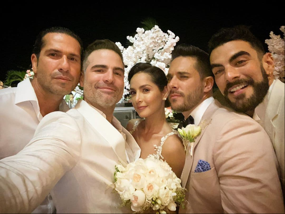Entre los invitados estuvieron los compañeros de Carmen en la ficción ‘Sin senos sí hay paraíso’, Gregorio Pernía, Roberto Manrique y Roberto Jattin, quienes posaron con la actriz en ese día tan especial.