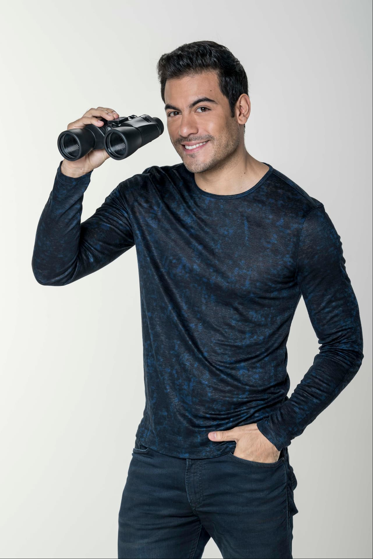 Carlos Rivera: al igual que Yuri, este famoso cantante, el más joven del , deberá poner a prueba todos sus atributos musicales para descubrir a las celebridades enmascaradas.
