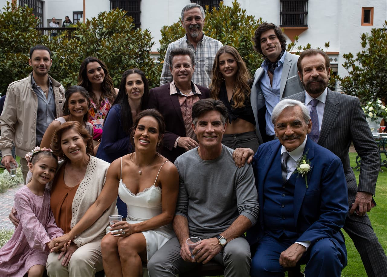 Al final, todo el elenco de 'Quererlo Todo' se tomó la foto del recuerdo para enmarcar este gran momento. 
<br>
<br>Sigue esta telenovela de lunes a viernes a las 3:30 pm. con Las Estrellas.