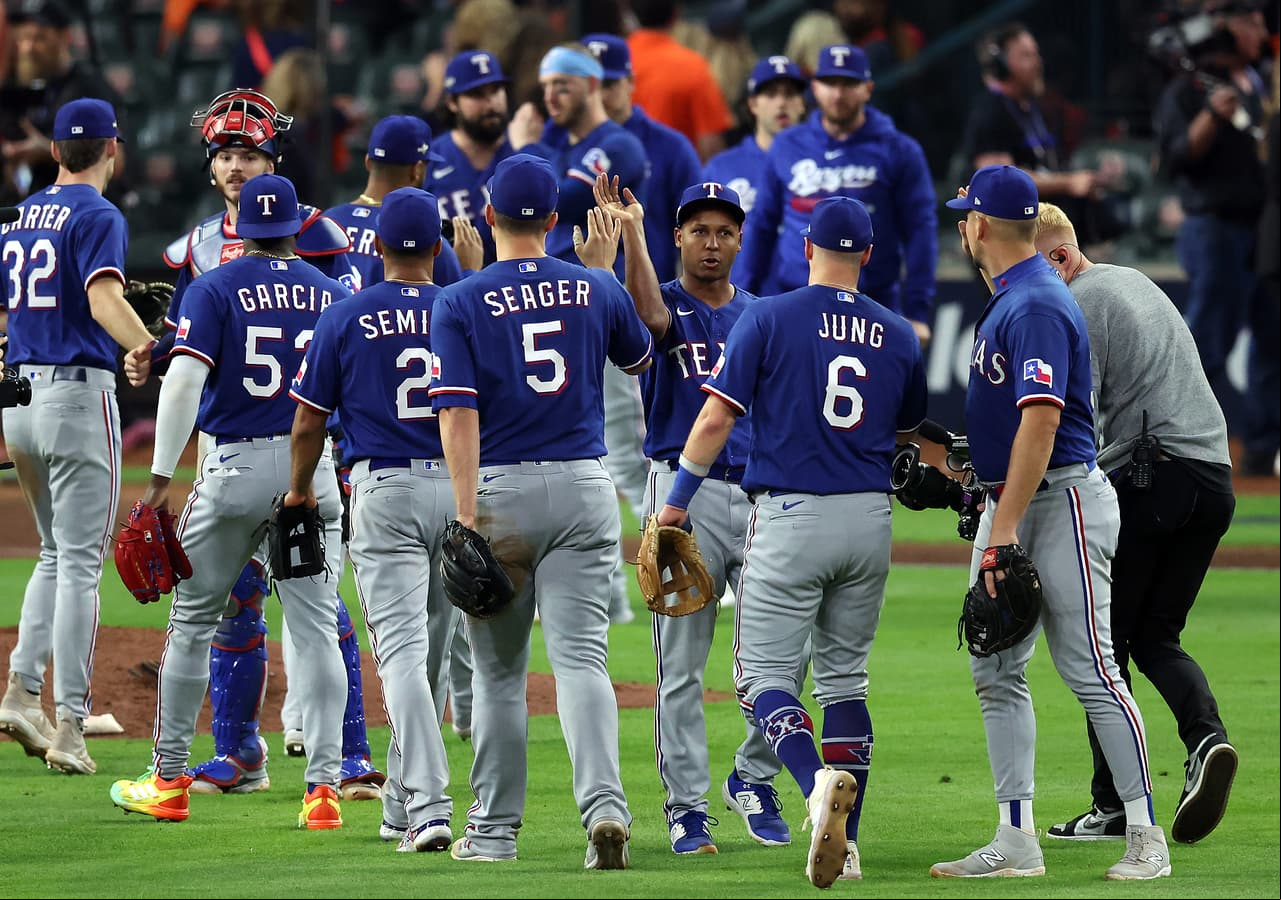 Con joya de pitcheo, los Rangers se llevan el primero ante los Astros