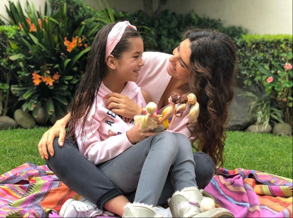 En julio de 2009 nació Julia, la hija de Eduardo Santamarina y Mayrín Villanueva. Para los actores, fue la tercera vez que se convertían en padres, ya que ambos tienen dos hijos cada uno de sus anteriores relaciones sentimentales con Itatí Cantoral y Jorge Poza, respectivamente.