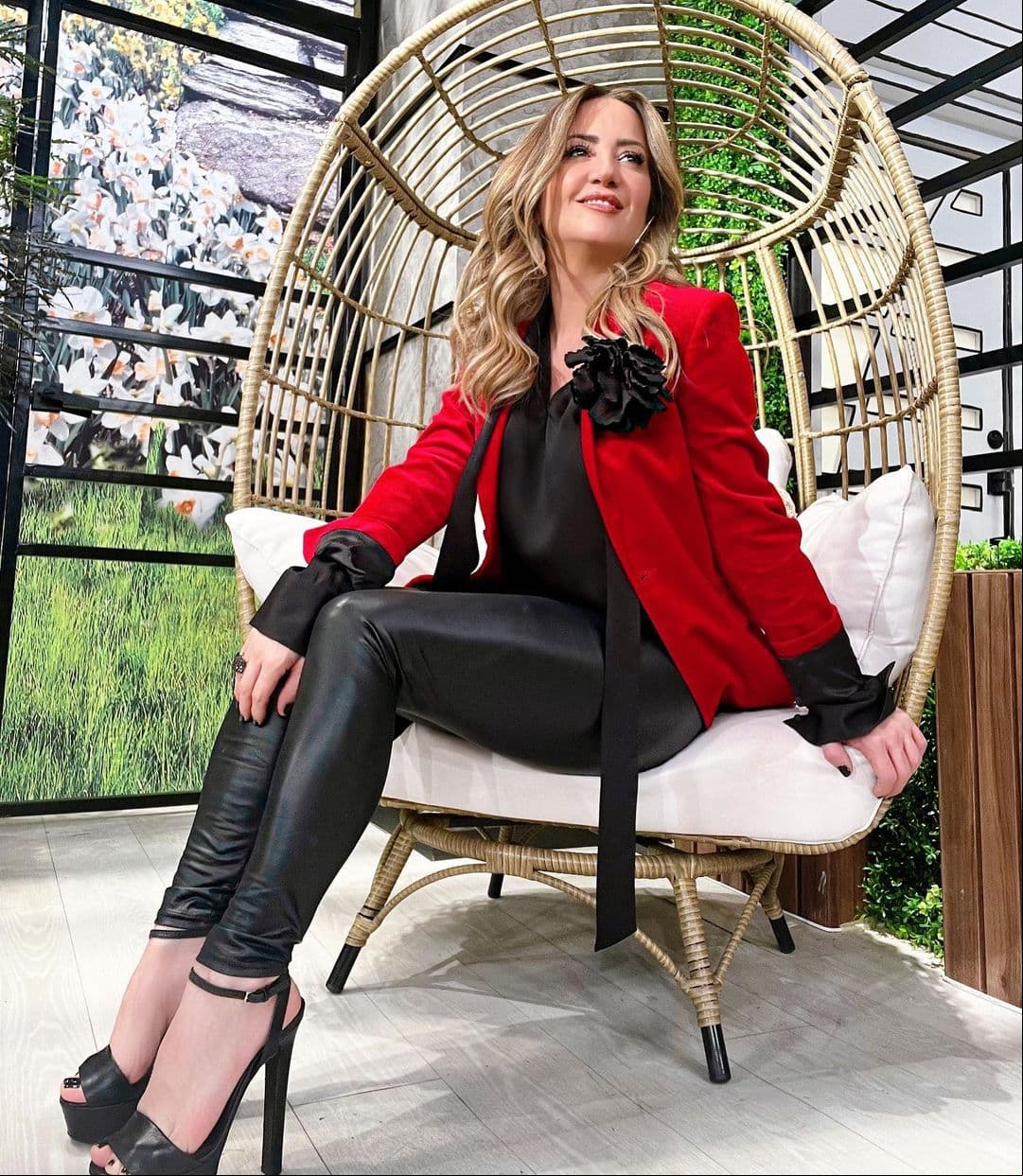 Andrea Legarreta presume en foto el anillo que la une a su mamá e hijas