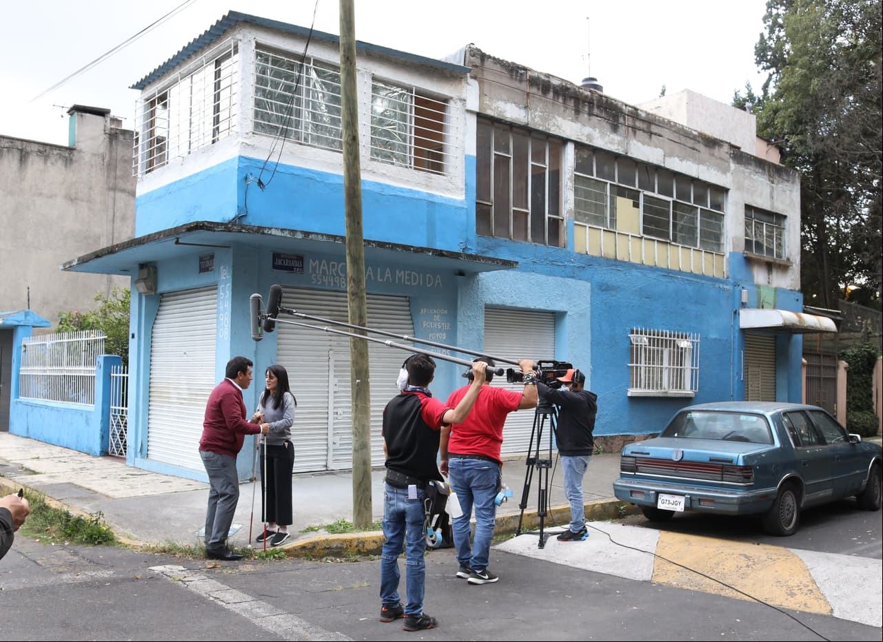 Finalmente, Vicente la acompaña a su casa y ambos pasan un rato juntos, mientras su cuidadora no está. ¿Qué pasará con ellos? Velo de lunes a viernes a las 6:30 p.m. con Las Estrellas.