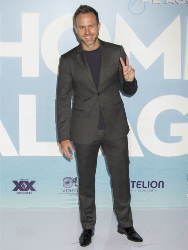 Erik Hayser acudió solo a la alfombra roja ya que su pareja Fernanda Castillo se encuentra filmando una película