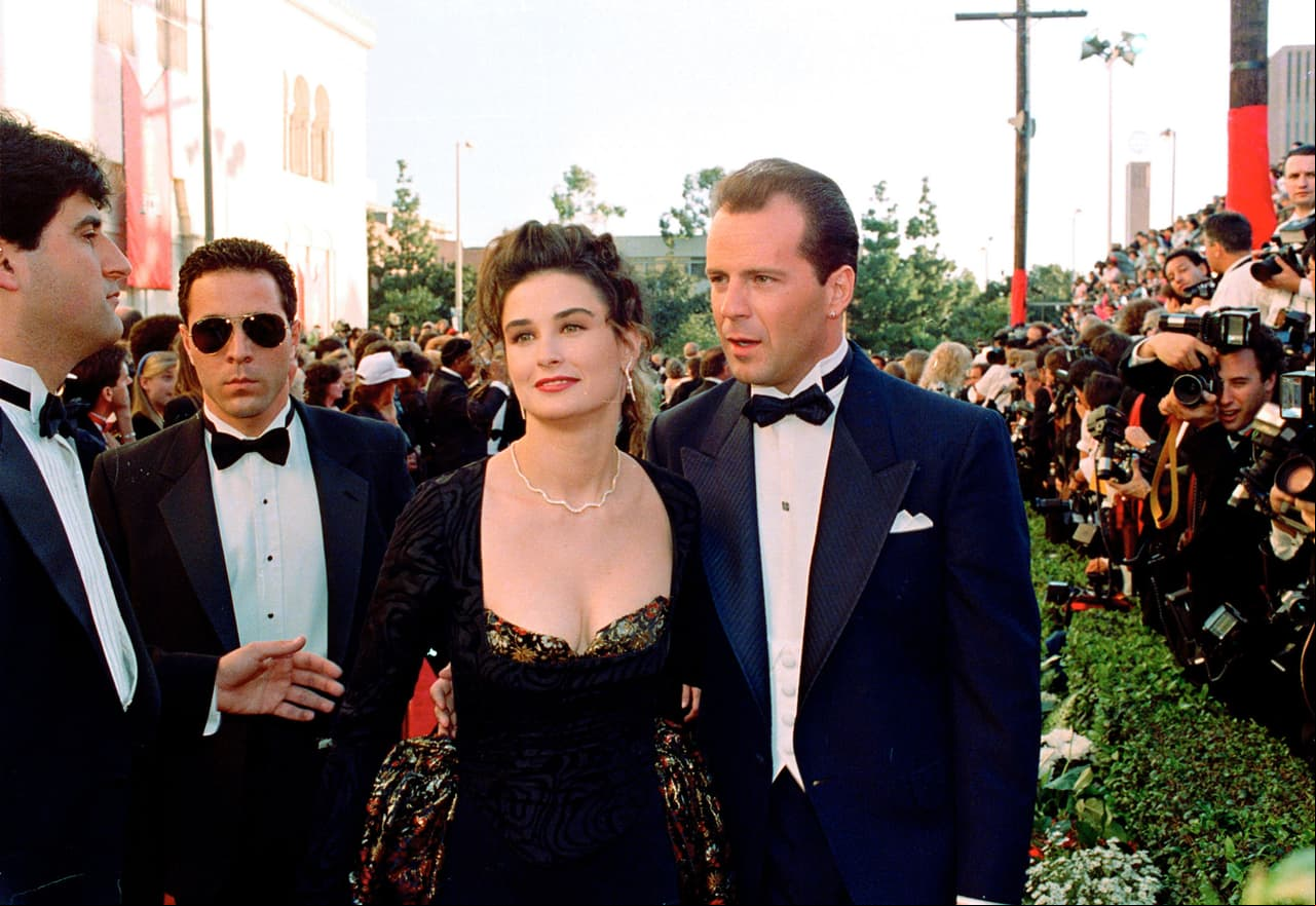 En 1989, Demi Moore, acompañada de Bruce Willis, apostó por un look compuesto por pantalones tipo ciclista y un vestido con capa de terciopelo.