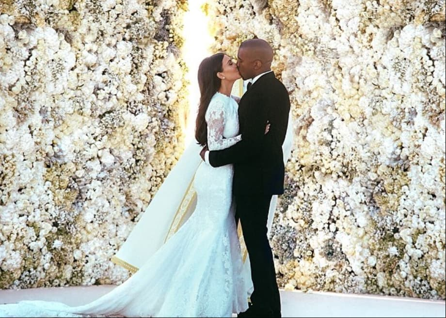 En mayo de 2014, Kim Kardashian y Kanye West celebraron una de las bodas más lujosas de las celebridades en Florencia, Italia. La empresaria portó un vestido diseñado por Riccardo Tisci, además de que Andrea Bocelli cantó para ellos.