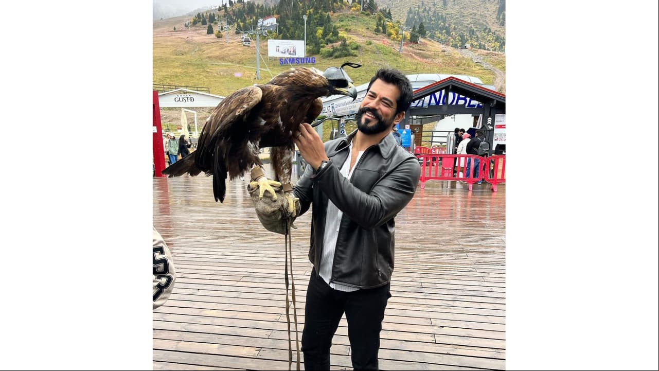 Burak Özçivit continúa con su carrera como actor y modelo.